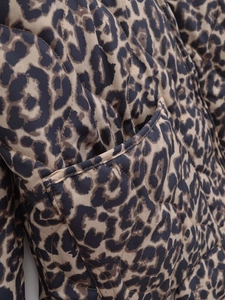Detail der gesteppten Jacke mit Leopardenmuster, Nähten und Seitentasche