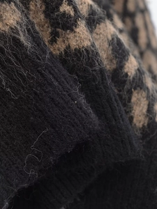 Dettaglio del maglione leopardato in maglia con texture morbida e polsini a costine