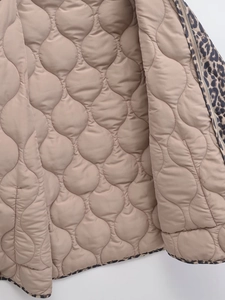 Damen Steppjacke mit Leopardenmuster, Wellensteppfutter und Metallreißverschluss