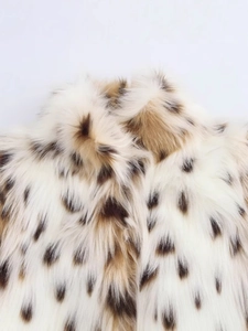 Giacca elegante in ecopelliccia con motivo lince e consistenza soffice e densa sul collo