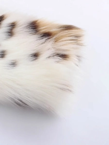 Giacca minimalista in ecopelliccia leopardata, consistenza soffice e fitte macchie marroni autunnali