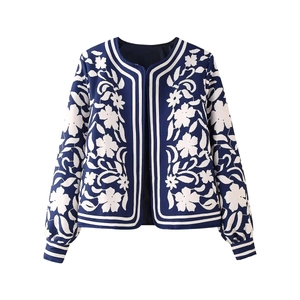 Giacca floreale blu scuro da donna con fiori bianchi e bordi elasticizzati a righe