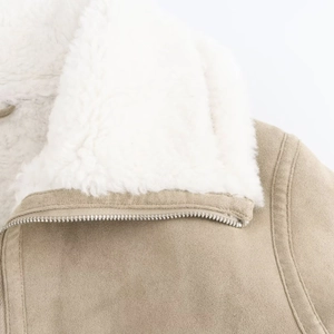 Dettaglio della trama scamosciata e del colletto in shearling con zip in metallo argento