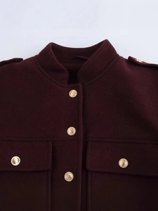 Veste femme bordeaux avec col montant, boutons dorés et poches utilitaires chic