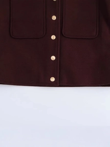 Veste courte souple bordeaux foncé avec boutons dorés et col à revers pour femme
