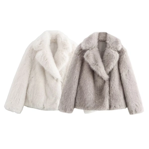 Détail de manteaux en fausse fourrure blanche et gris anthracite avec grands revers doux