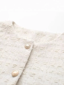 Veste cardigan chic en tweed crème avec boutons dorés texturés et une encolure ronde
