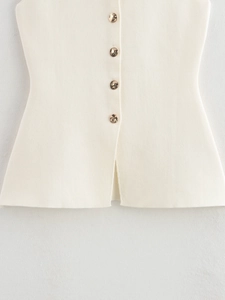 Détail du gilet en maille crème avec quatre boutons métalliques dorés à effet martelé