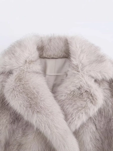 Manteau court en fausse fourrure gris clair avec large col à revers et texture moelleuse