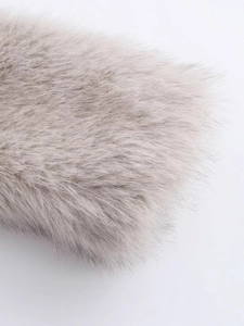 Veste courte en fausse fourrure gris clair avec col à revers pour un look d'hiver élégant