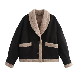 Details des beigen Lammfellfutters und Kragens an einer schwarzen modischen Winterjacke