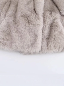 Veste courte en fausse fourrure grise pour femme avec revers élégant et texture douce