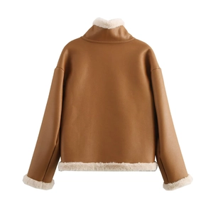Vue arrière d'une veste en similicuir marron avec polaire blanche et épaules tombantes