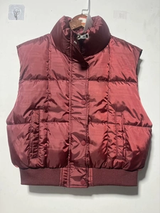 Gilet trapuntato bordeaux con collo alto, bottoni a pressione e orlo a costine per l'inverno
