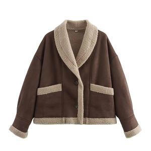Detailansicht der braunen Wildlederjacke mit cremefarbenem Lammfellbesatz und S-Etikett