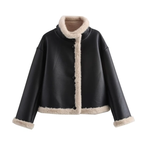 Détail d'une veste en cuir noir avec doublure en fausse fourrure beige et peluche