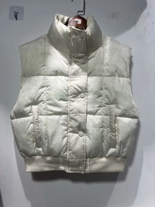 Gilet imbottito corto da donna bianco crema con collo alto e orlo a coste elegante