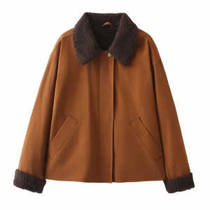 Détail du col et des poignets en peau de mouton sur une veste courte marron style vintage