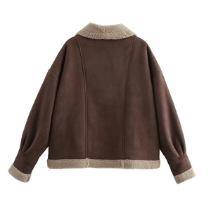 Rückansicht einer dunkelbraunen Wildlederjacke mit cremefarbenem Lammfellbesatz-Detail