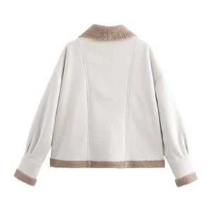 Detail der Rückseite einer beigen Wildlederimitat-Jacke mit braunem Lammfell-Besatz