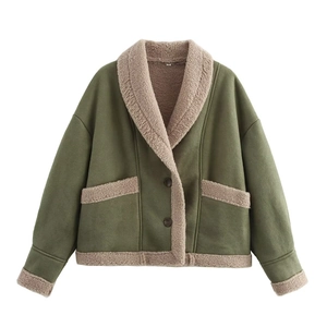 Details einer olivgrünen Wildlederjacke mit cremefarbenem Sherpa-Kragen und Taschenbesatz