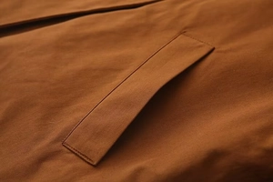 Vue macro détaillée de la poche passepoilée marron et du tissu tissé haut de gamme