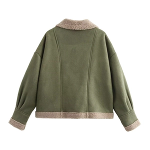 Detail der Rückseite einer Lammfelljacke aus Wildlederimitat mit beigem Fleece-Futter