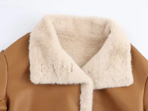 Gros plan sur le col en fausse fourrure beige de la veste en cuir marron caramel