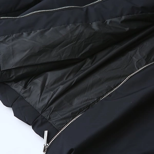 Détail de l'intérieur de la veste noire avec doublure en nylon et fermeture éclair argentée