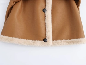 Détail de veste en cuir marron avec doublure en peau de mouton et boutons tressés