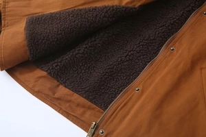 Détail de veste en toile beige avec doublure en polaire sherpa et fermeture éclair