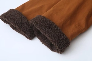 Gros plan du poignet marron tabac avec doublure épaisse en laine d'agneau et texture chaude