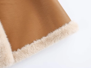 Détail macro du similicuir marron et de la doublure en peau de mouton synthétique