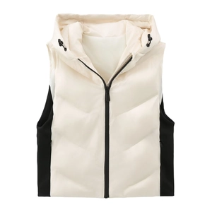 Détail du gilet à capuche slim avec coutures contrastées de couleur crème et noire