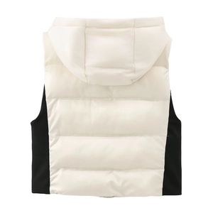 Vue arrière d'un gilet matelassé à capuche blanc cassé avec panneaux latéraux noirs et coutures