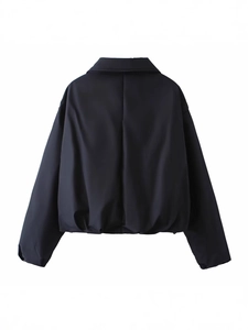 Vue arrière d'un blouson bomber noir surdimensionné avec col à revers et ourlet froncé