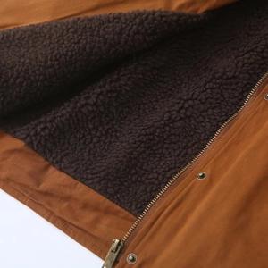 Détail de veste en toile marron avec doublure en sherpa épais et zip métallique