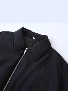 Veste légère noire pour femme avec col à revers et fermeture éclair argentée élégante