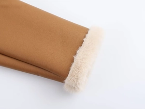 Détail de la manche de veste en similicuir marron avec doublure douce en polaire blanche