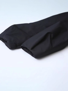 Veste légère en coton noir pour femme, coupe ample, texture mate coupe-vent et poignets côtelés