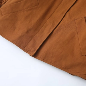 Détails de couture et texture du tissu en sergé de la veste en laine d'agneau camel