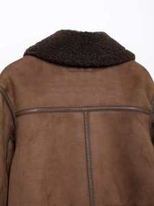 Dettaglio giacca aviator in camoscio marrone con collo in pelliccia e bordi in pelle