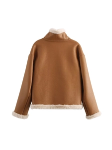 Vue arrière d'une veste en similicuir marron avec bordure en peluche blanche épaisse