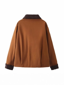 Vue arrière d'une veste d'automne marron ample avec doublure en polaire et col en peau