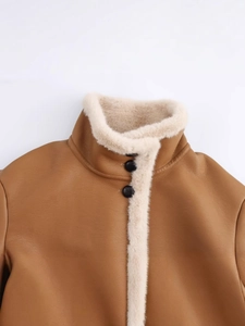 Veste vintage en peau de mouton marron avec col montant et doublure beige chaude