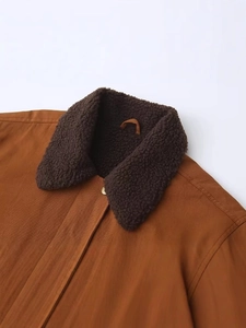Veste en sergé de coton caramel avec col en faux mouton marron et bouton pression métallique