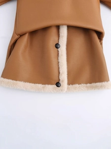 Veste vintage en peau de mouton retournée marron avec bordures en polaire blanche douce