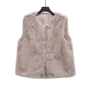 Dettaglio della texture in ecopelliccia e della fodera in seta del gilet senza maniche