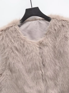 Gilet chic in ecopelliccia beige con scollo rotondo e fodera morbida su gruccia nera