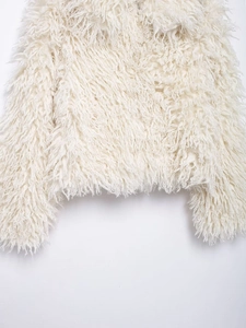 Schicke cremeweiße Kunstpelzjacke mit langen Ärmeln und hochwertiger flauschiger Textur
